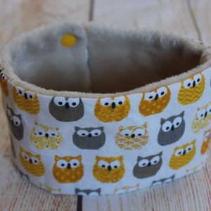 tour de cou pour bébé avec motifs hiboux jaune brun orange